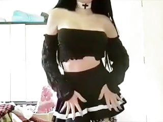 Adolescente delletà legale che mostra i suoi sacchi di latte sexy e fica umida nella chat video
