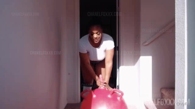 Hawt onlyfan model bouncy ball sex tool ride